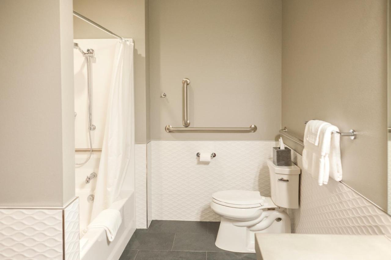 ליבנוורת' The Suites On Main מראה חיצוני תמונה